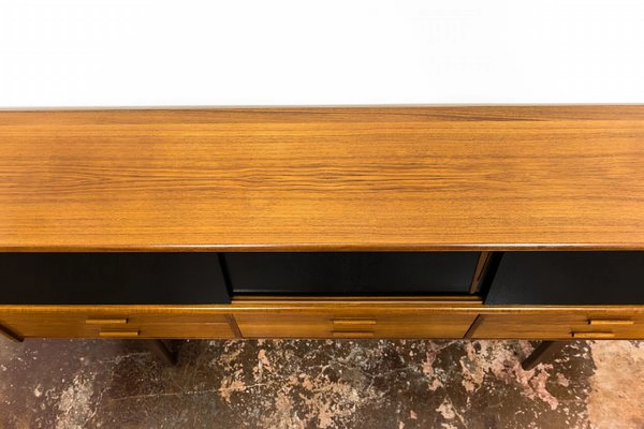 Credenza danese in teak con cassetti e ante scorrevoli nere, anni '60 11