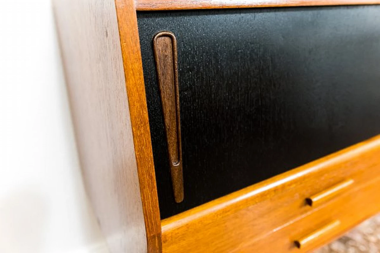 Credenza danese in teak con cassetti e ante scorrevoli nere, anni '60 15