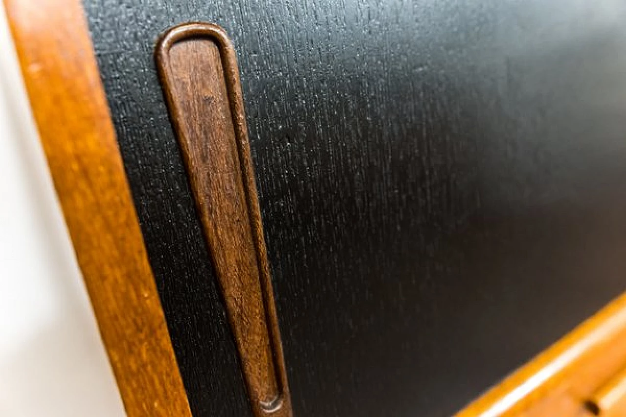 Credenza danese in teak con cassetti e ante scorrevoli nere, anni '60 16