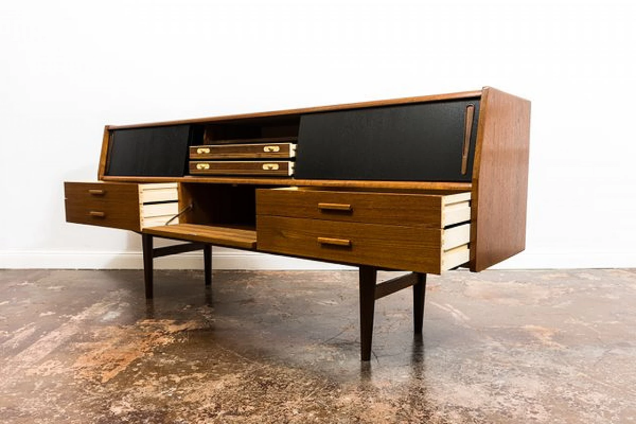 Credenza danese in teak con cassetti e ante scorrevoli nere, anni '60 19