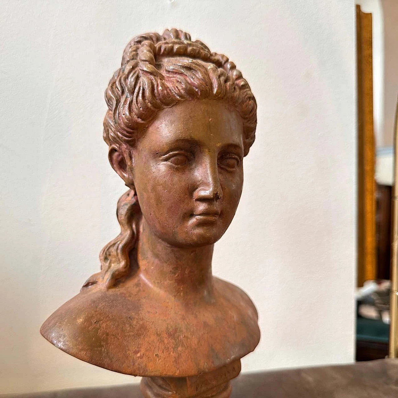 Metal bust of a woman in Neoclassical style with red patina, early 20th century 6