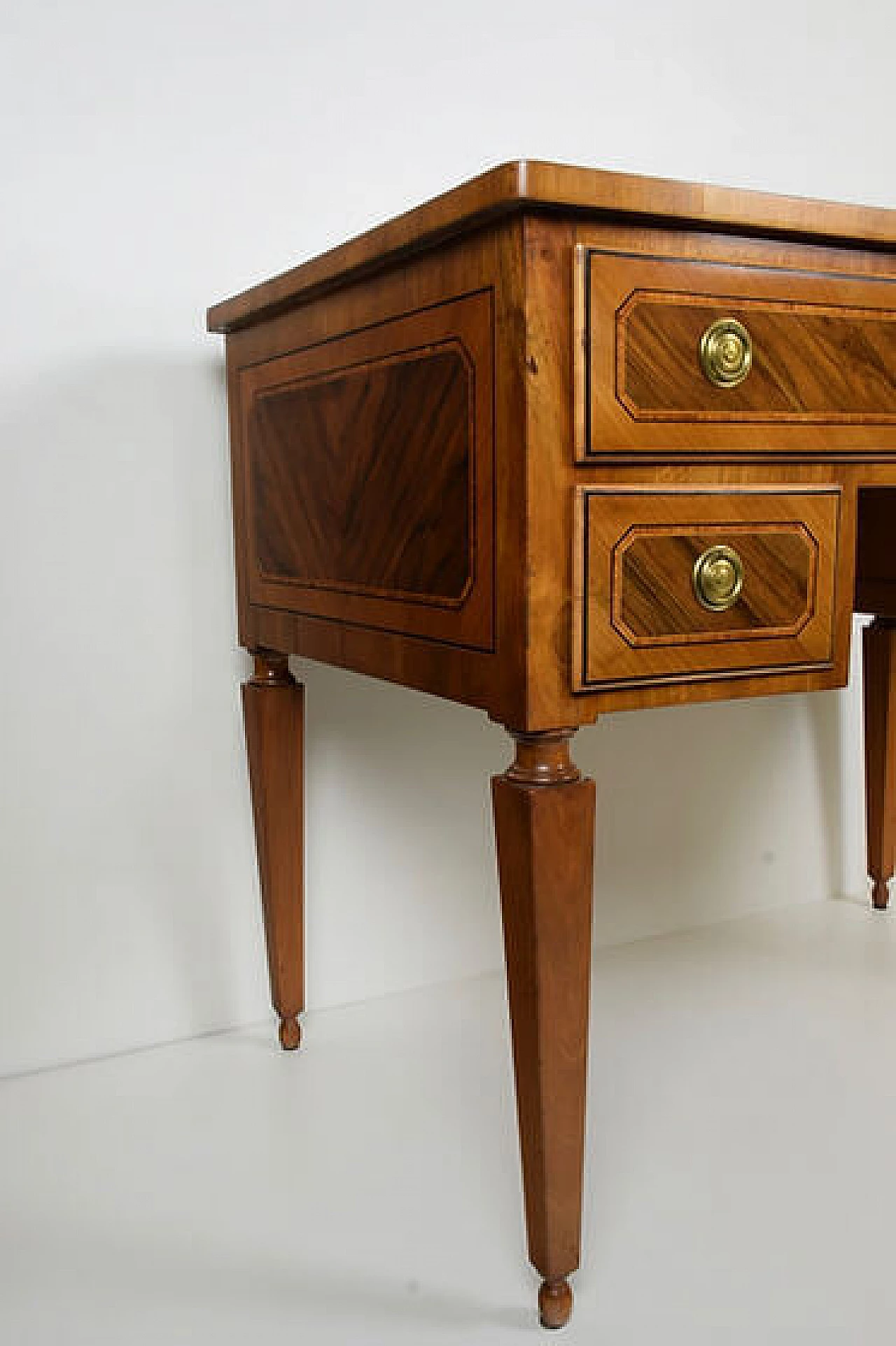 Scrivania Luigi XVI lastronata in noce, ciliegio, legno di rosa, ebano e acero, fine '700 2
