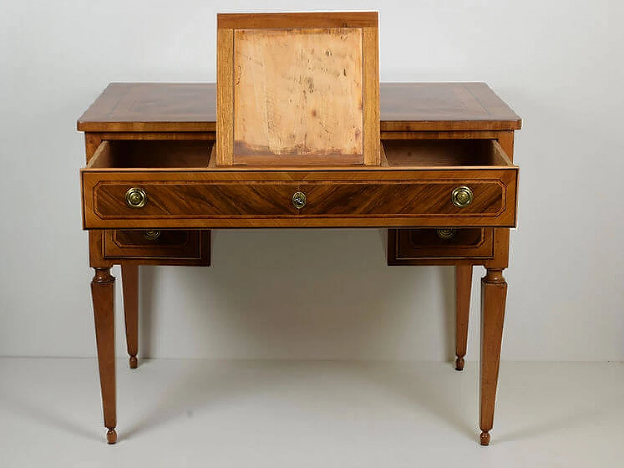 Scrivania Luigi XVI lastronata in noce, ciliegio, legno di rosa, ebano e acero, fine '700 3