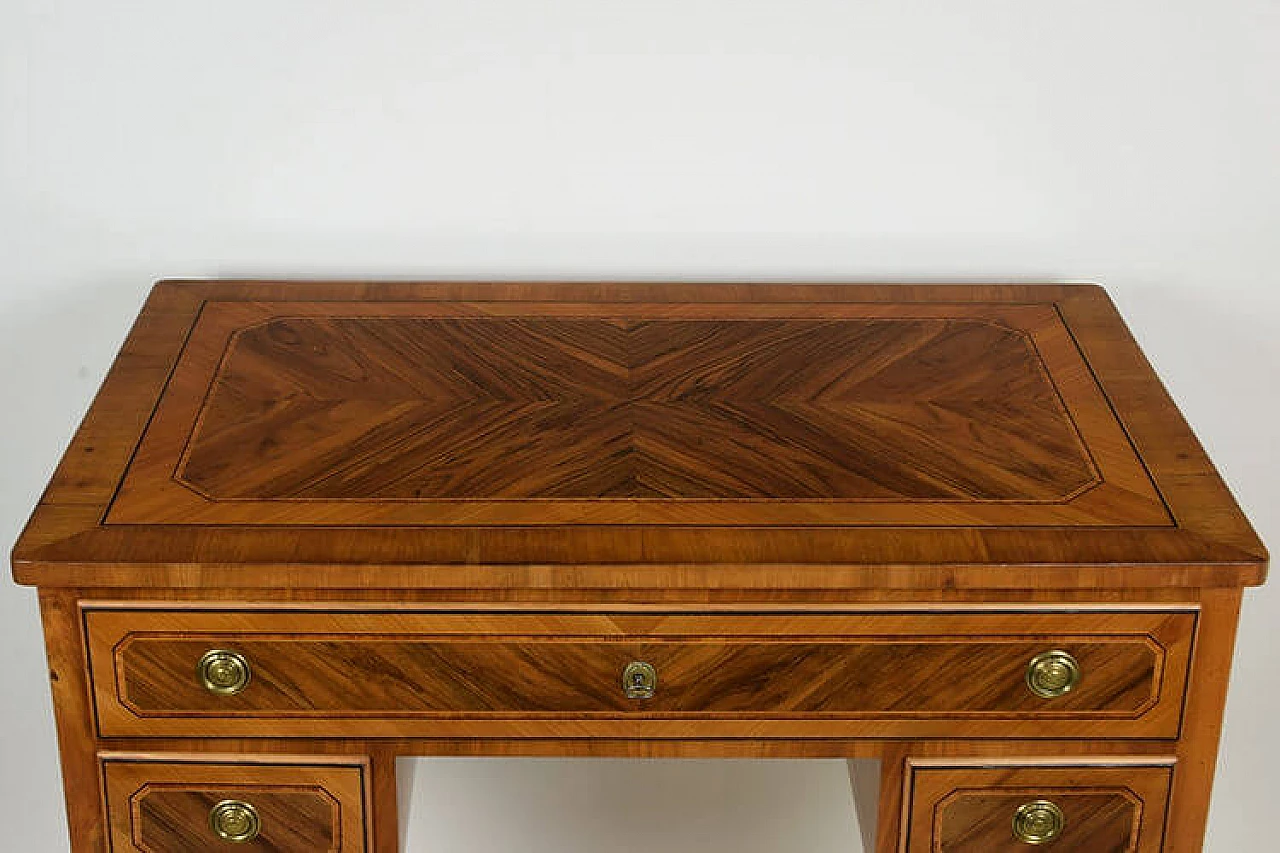 Scrivania Luigi XVI lastronata in noce, ciliegio, legno di rosa, ebano e acero, fine '700 4