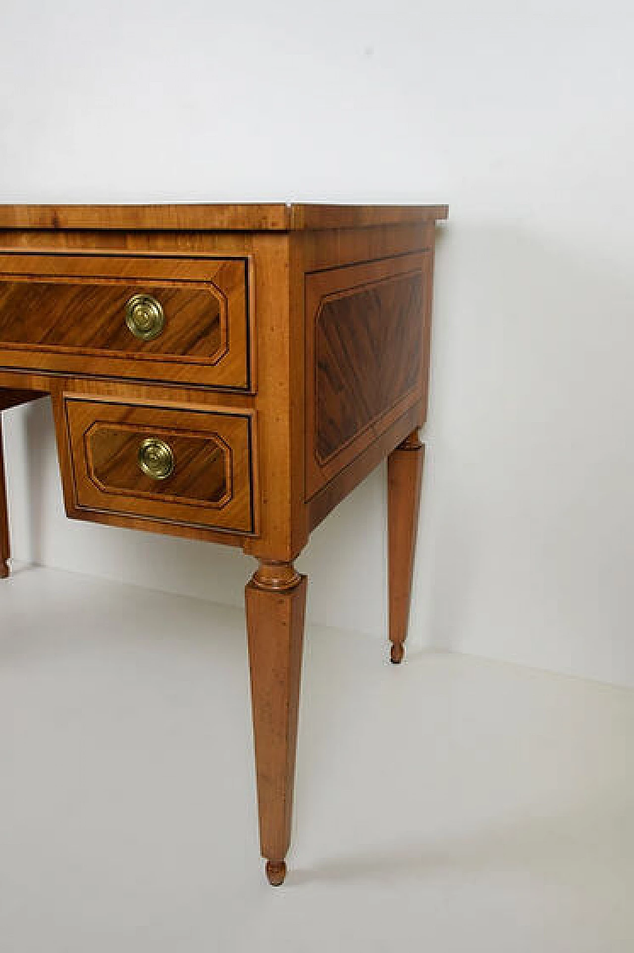 Scrivania Luigi XVI lastronata in noce, ciliegio, legno di rosa, ebano e acero, fine '700 6