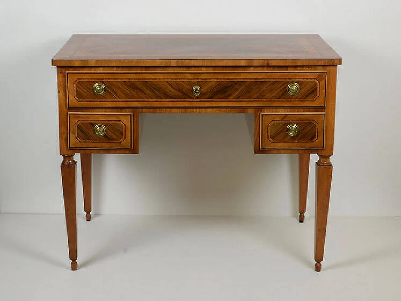 Scrivania Luigi XVI lastronata in noce, ciliegio, legno di rosa, ebano e acero, fine '700 9
