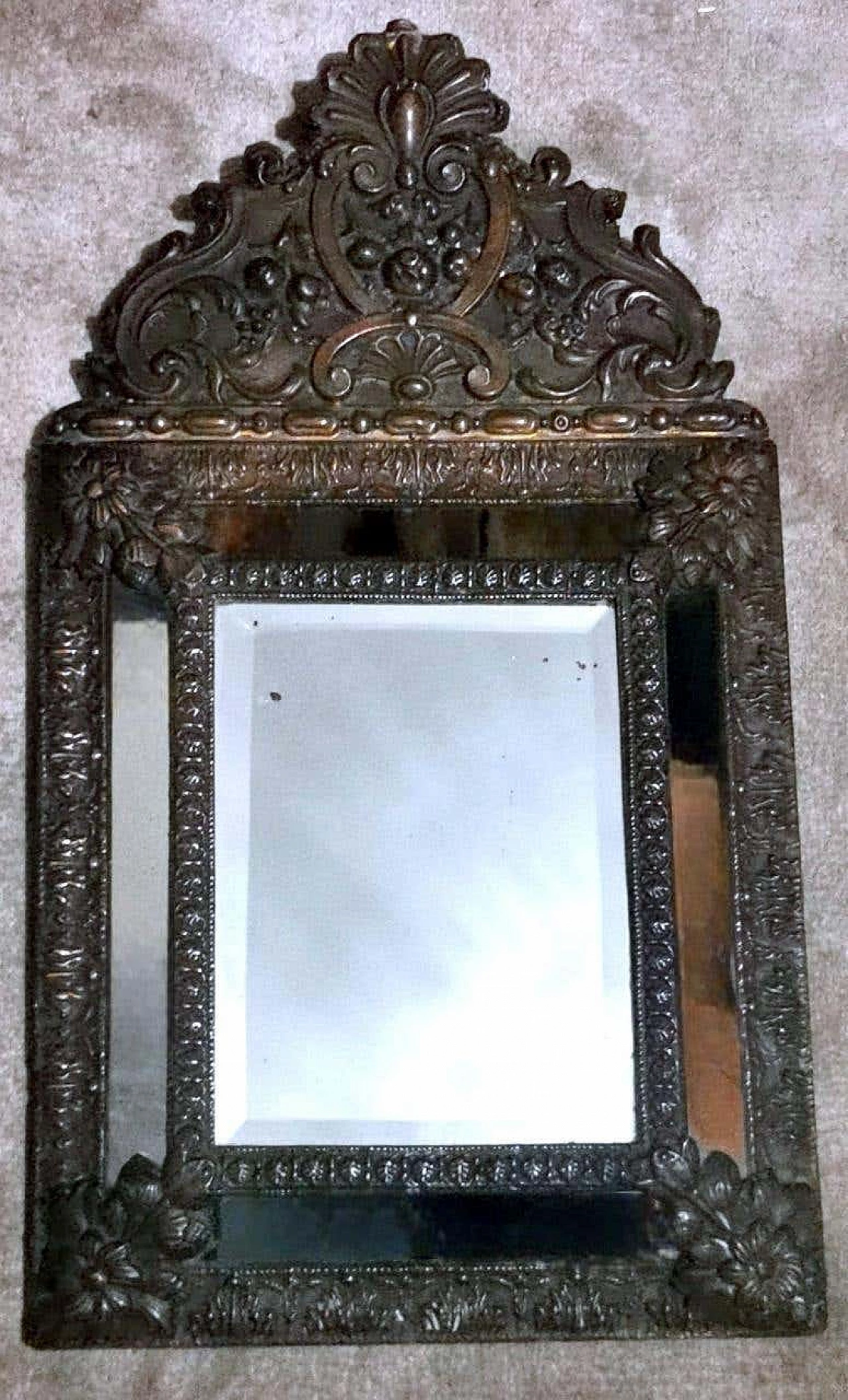 Specchio da parete in stile Napoleone III con lavorazione repoussé in ottone brunito, metà '800 1