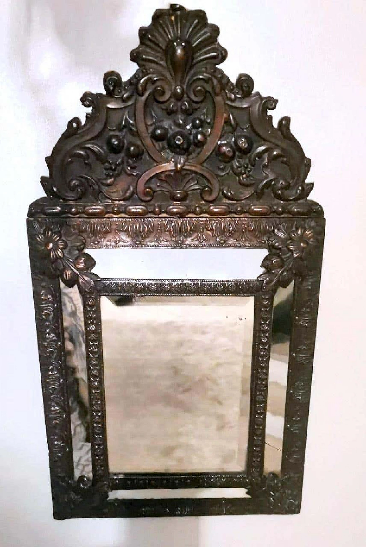 Specchio da parete in stile Napoleone III con lavorazione repoussé in ottone brunito, metà '800 3