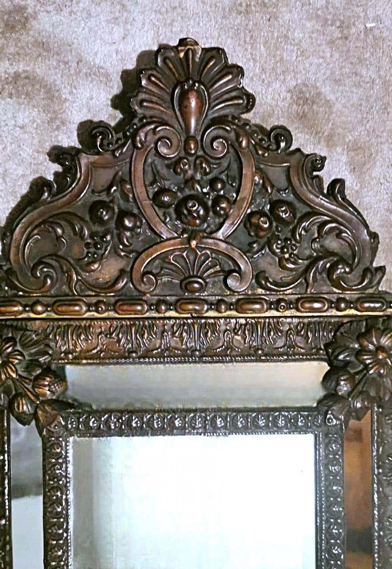 Specchio da parete in stile Napoleone III con lavorazione repoussé in ottone brunito, metà '800 6