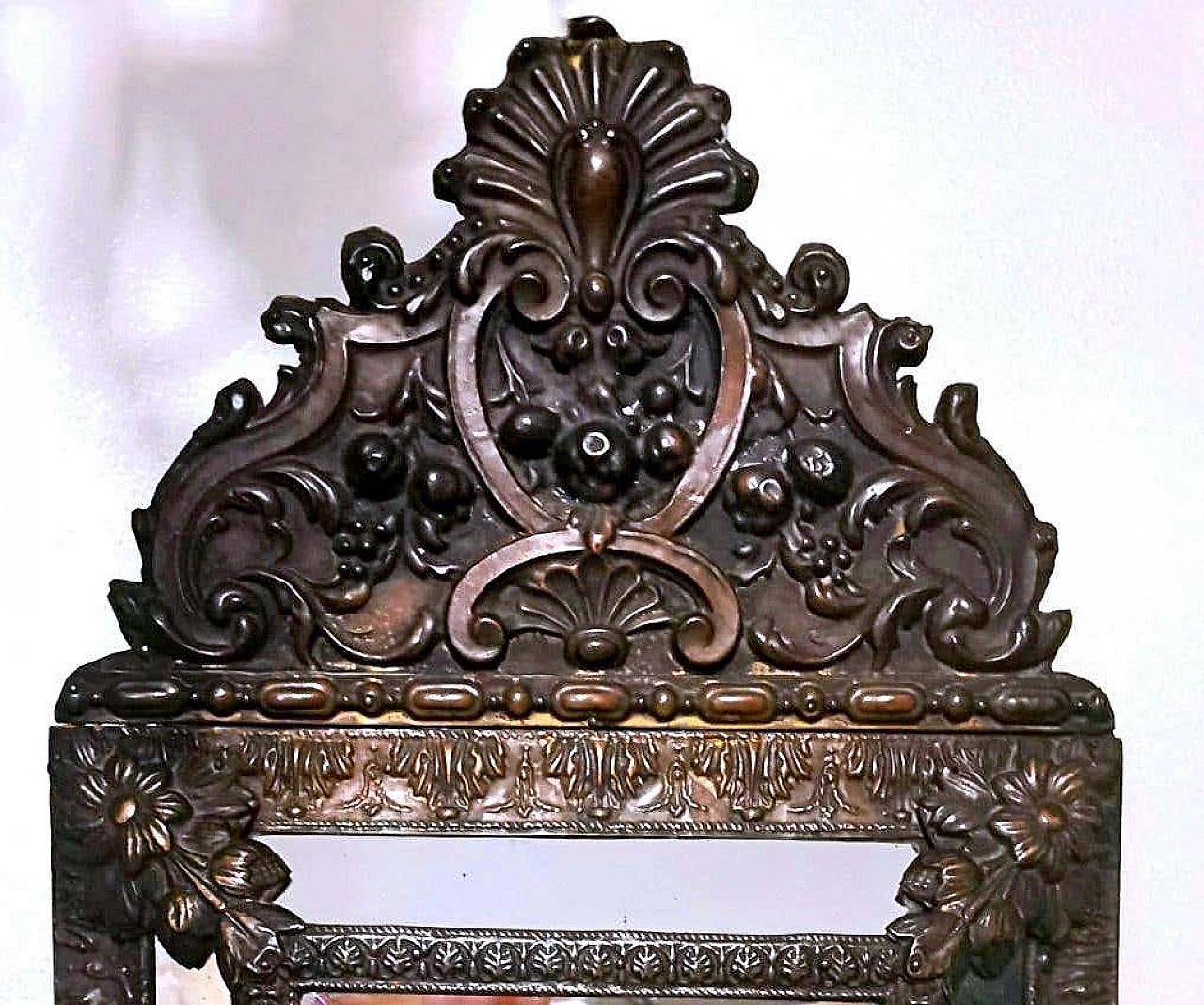 Napoleon III style wall mirror with repoussé work in burnished brass, mid-19th century 7