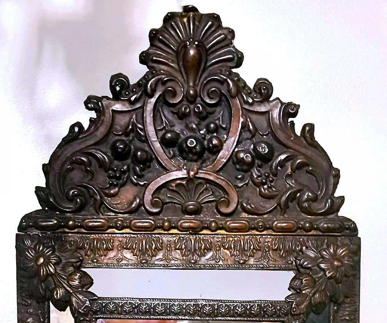 Specchio da parete in stile Napoleone III con lavorazione repoussé in ottone brunito, metà '800 7