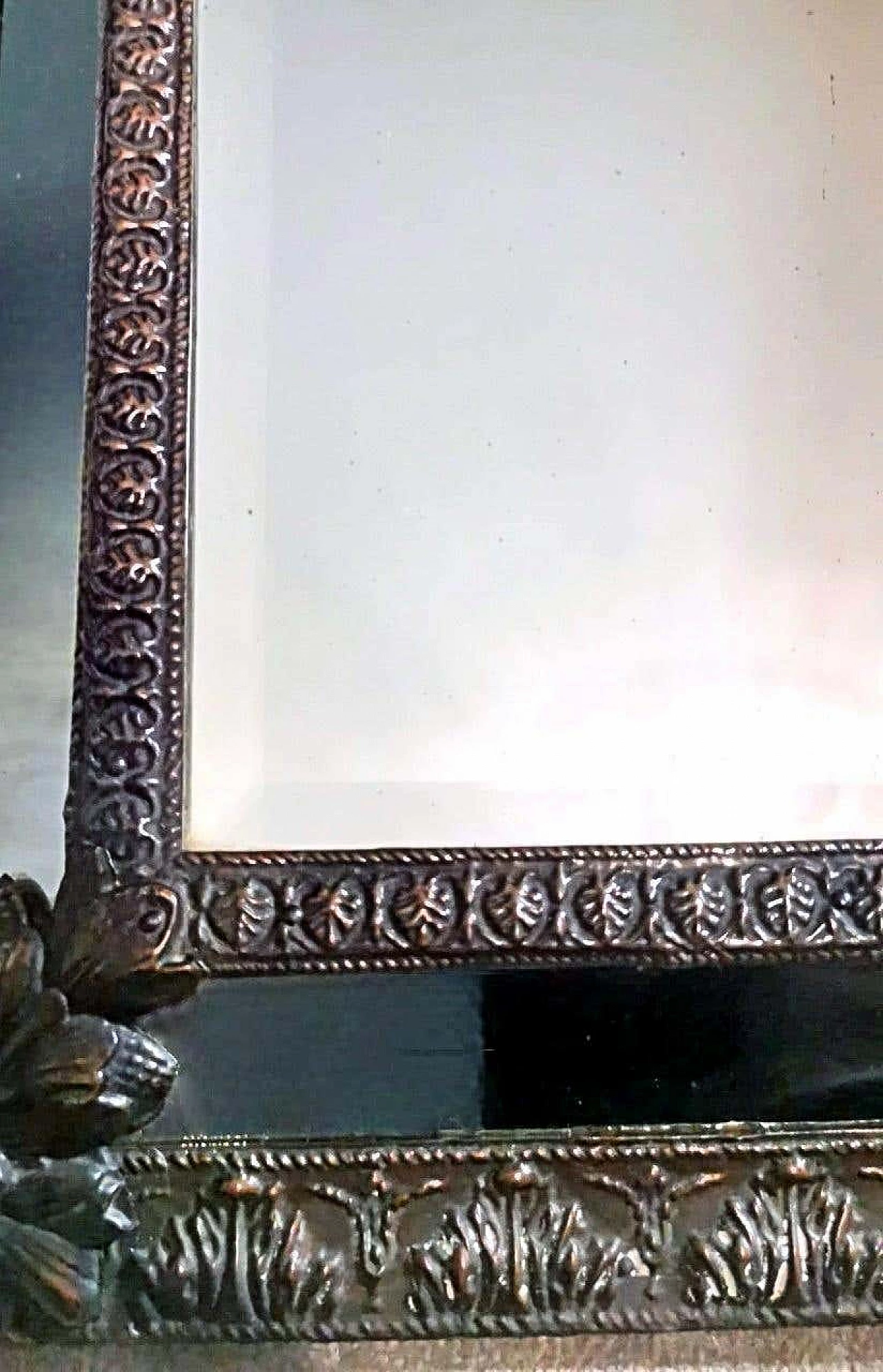Specchio da parete in stile Napoleone III con lavorazione repoussé in ottone brunito, metà '800 12