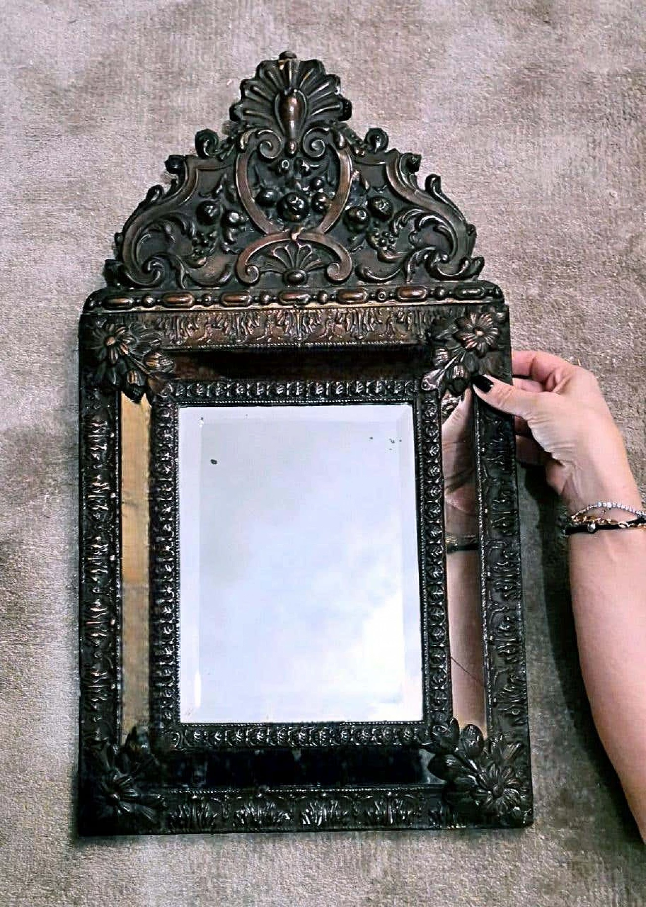 Napoleon III style wall mirror with repoussé work in burnished brass, mid-19th century 15