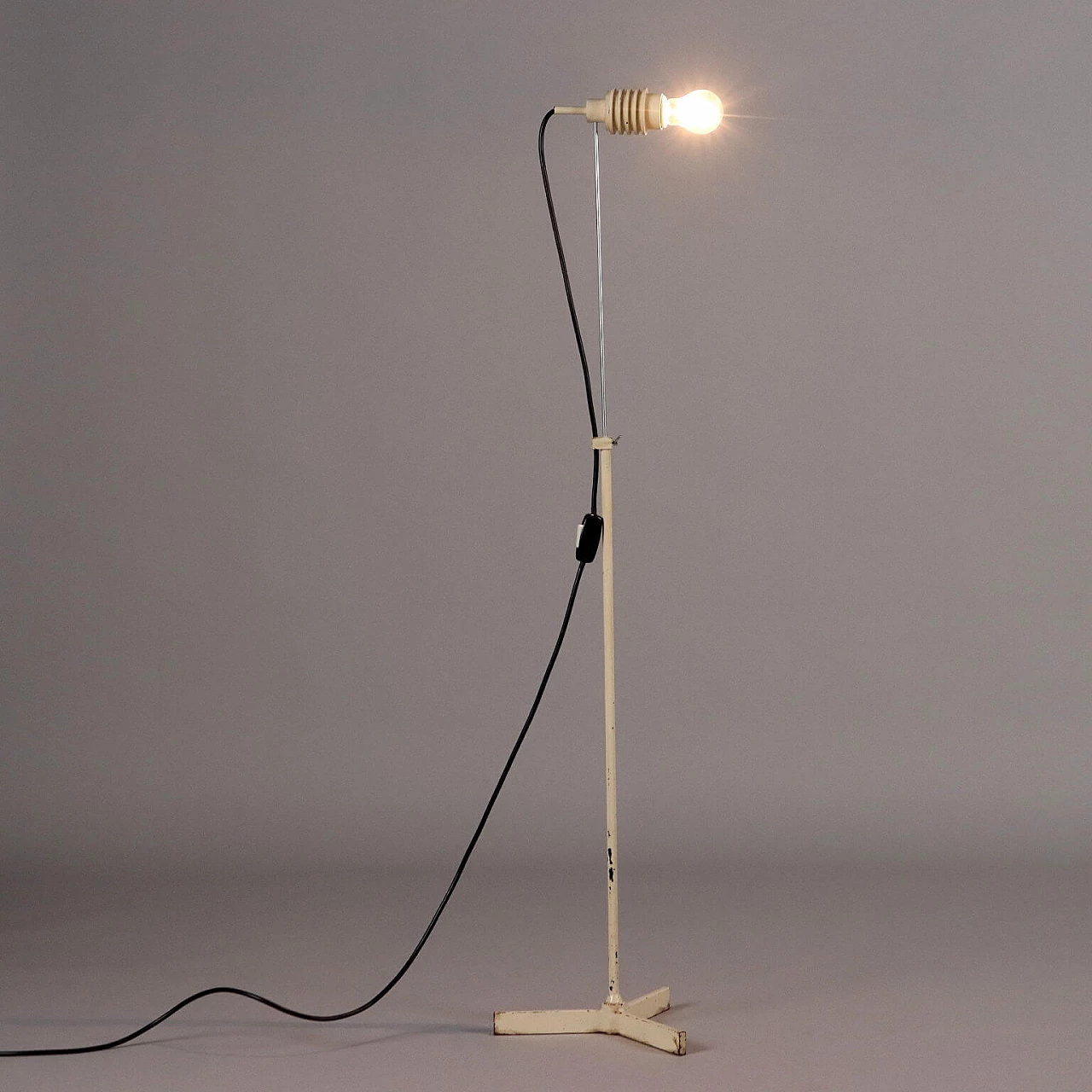 Lampada da terra ad altezza regolabile in metallo e alluminio smaltati e cromati, anni '60 1