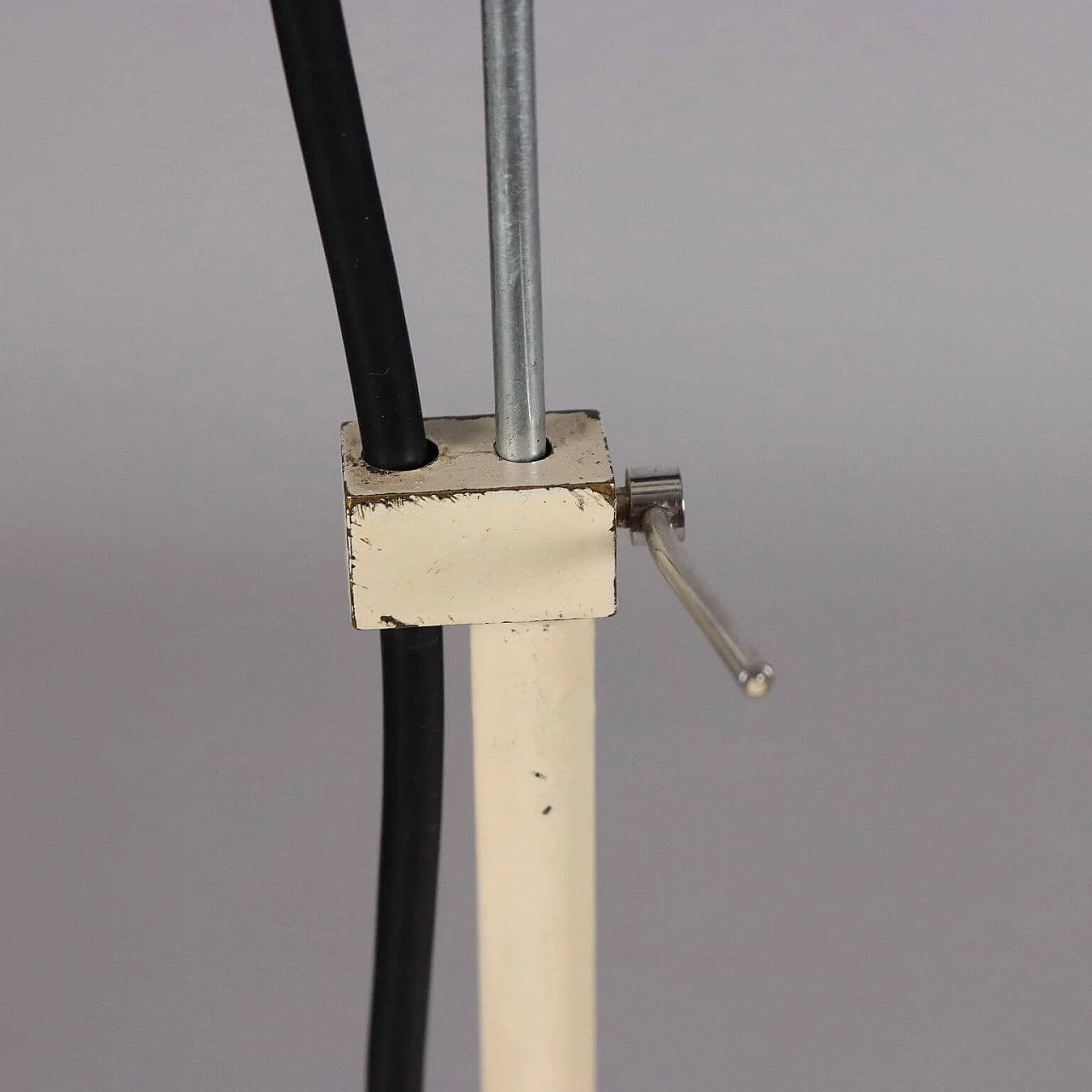 Lampada da terra ad altezza regolabile in metallo e alluminio smaltati e cromati, anni '60 6