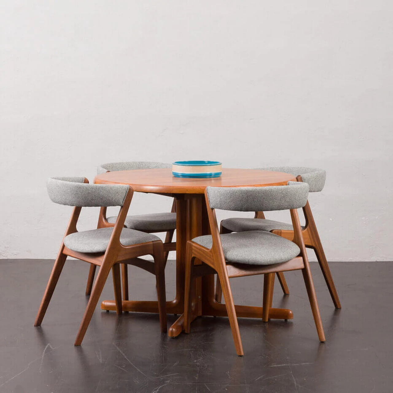 Extendable round table with solid teak base, 1960s 1