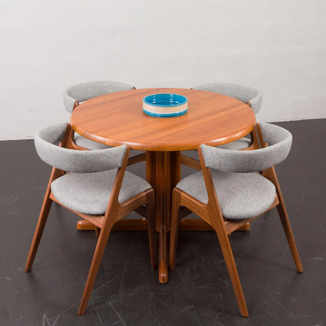 Extendable round table with solid teak base, 1960s 2