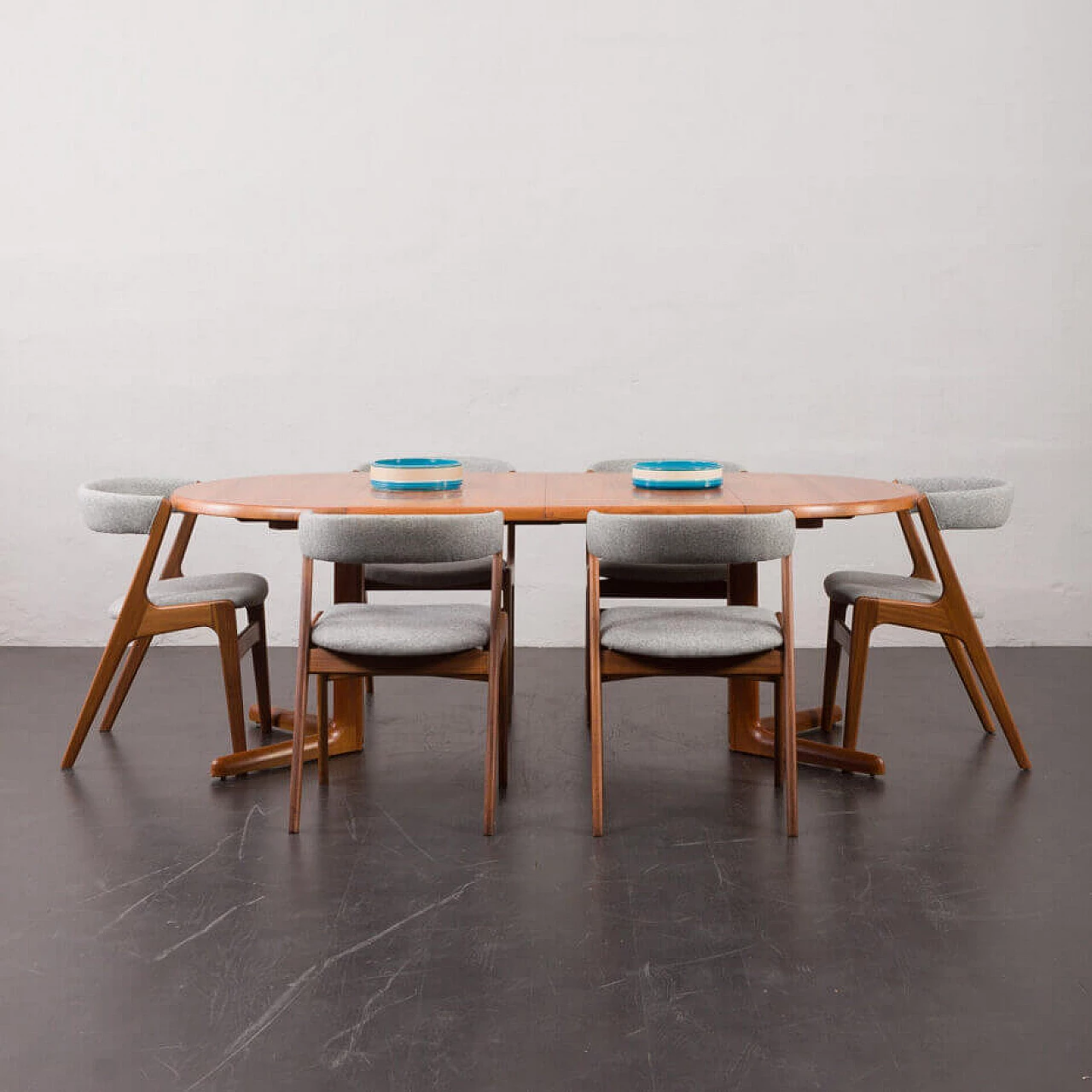 Extendable round table with solid teak base, 1960s 7