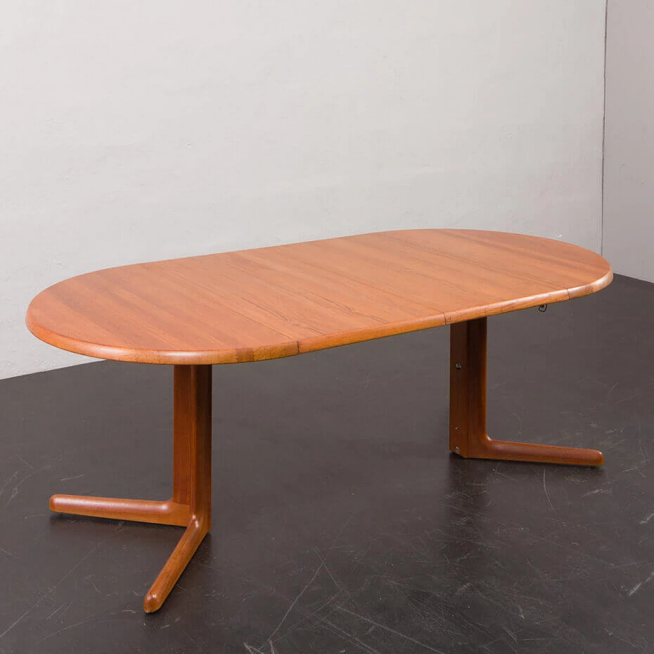 Extendable round table with solid teak base, 1960s 9