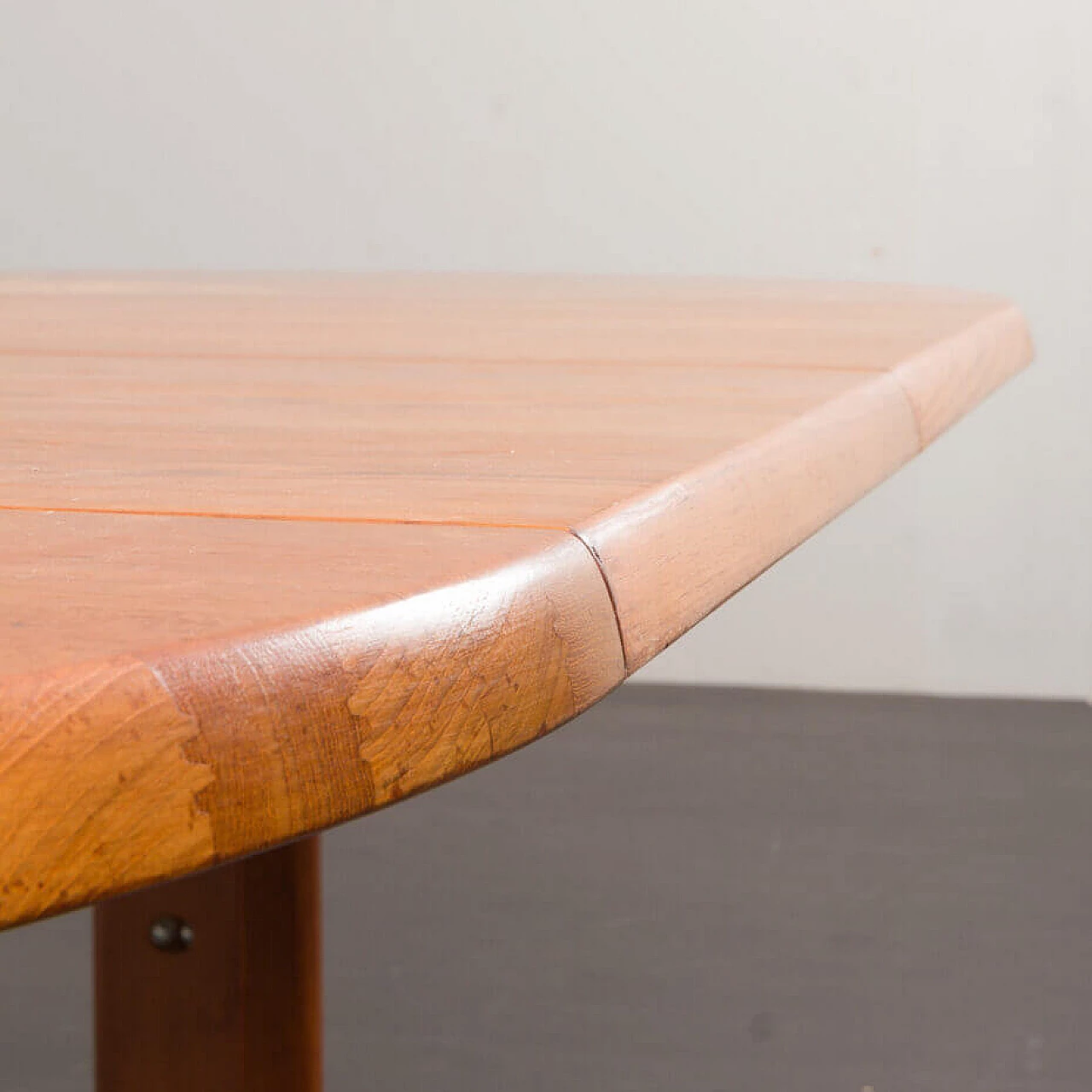 Extendable round table with solid teak base, 1960s 12