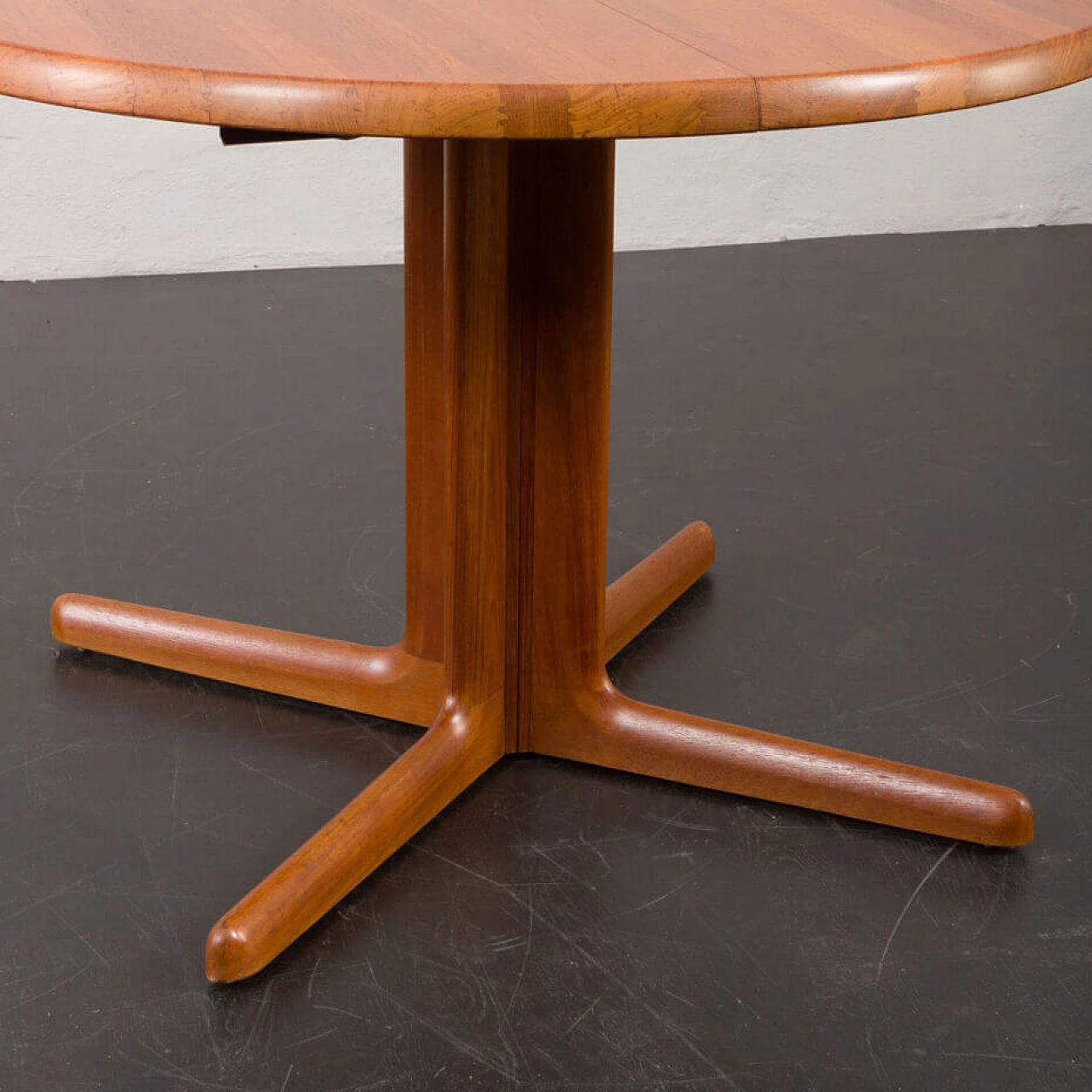 Extendable round table with solid teak base, 1960s 17