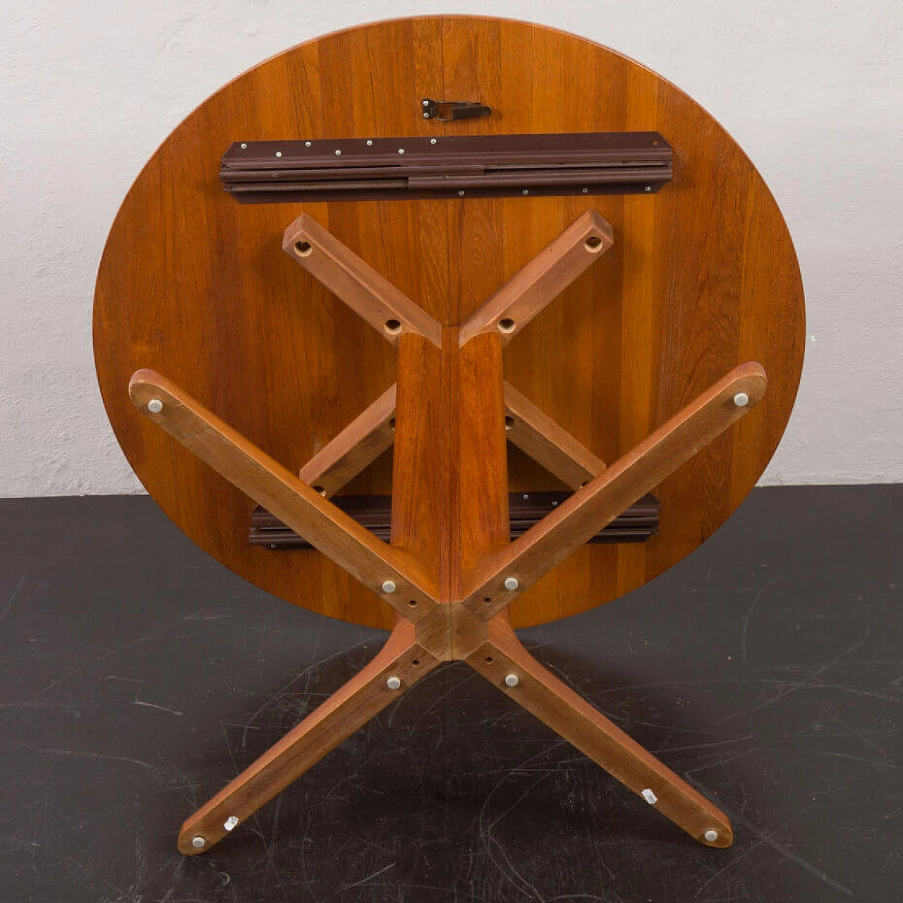 Extendable round table with solid teak base, 1960s 18