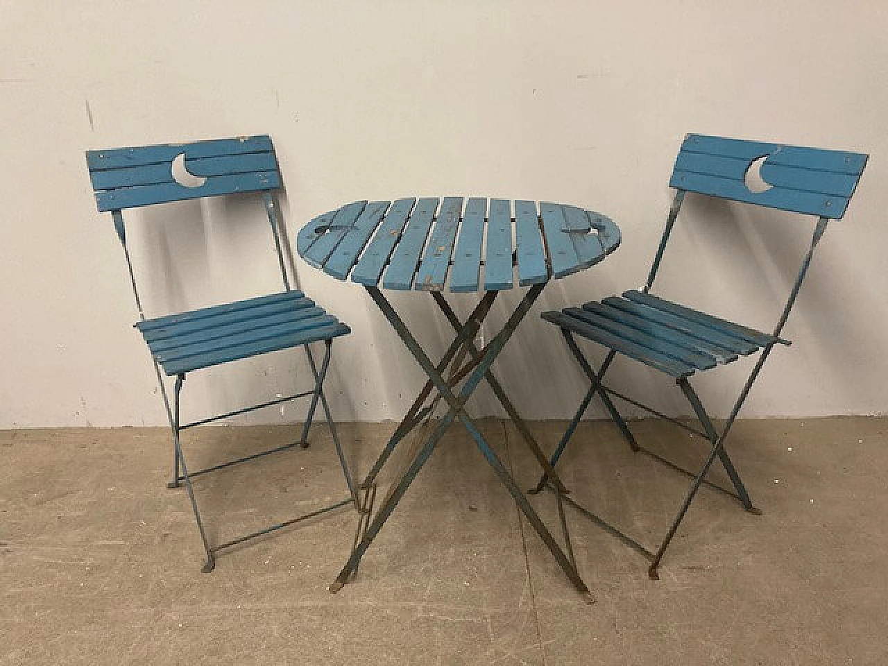 Tavolino e coppia di sedie pieghevoli da giardino laccati azzurro, anni '50 1