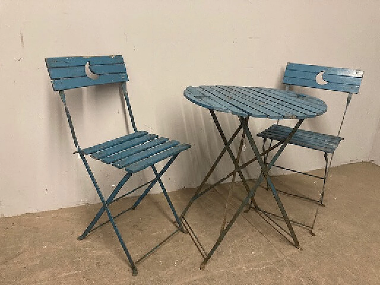 Tavolino e coppia di sedie pieghevoli da giardino laccati azzurro, anni '50 3