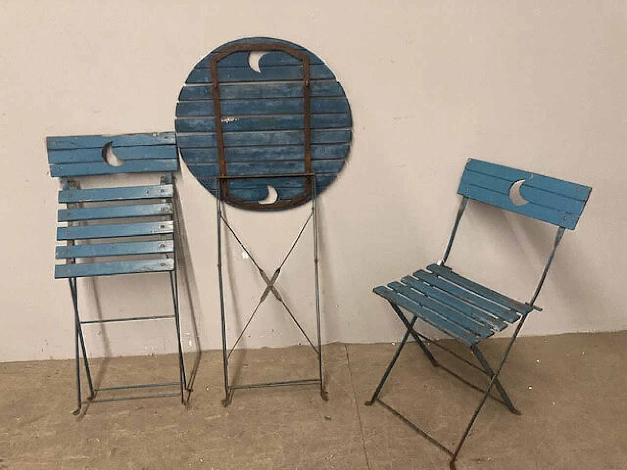 Tavolino e coppia di sedie pieghevoli da giardino laccati azzurro, anni '50 5