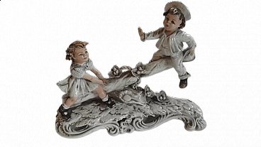 Scultura in porcellana di Capodimonte di coppia di bambini