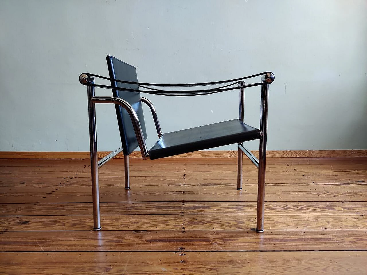 LC1 leather armchair with chrome frame by Le Corbusier 11