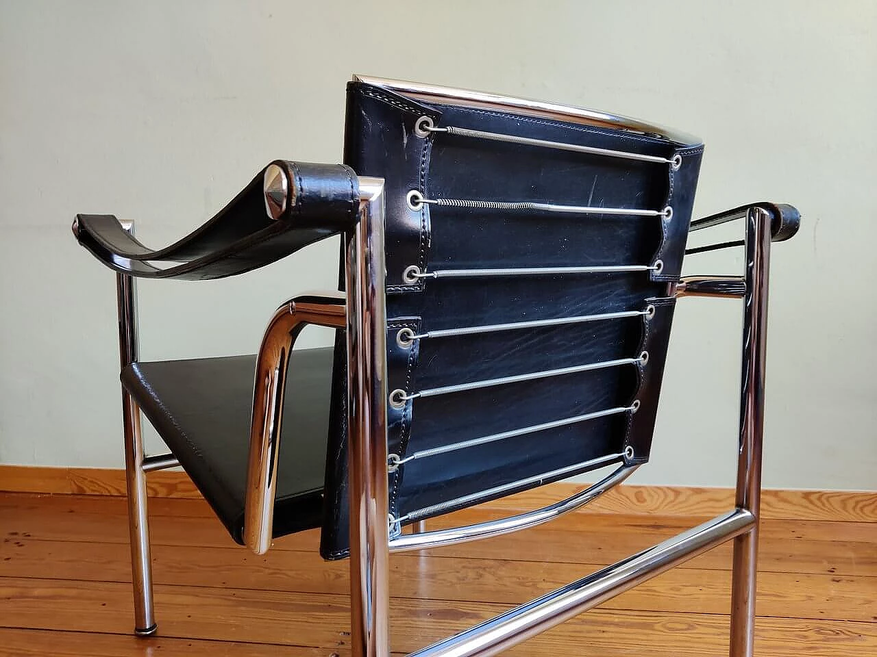 LC1 leather armchair with chrome frame by Le Corbusier 17