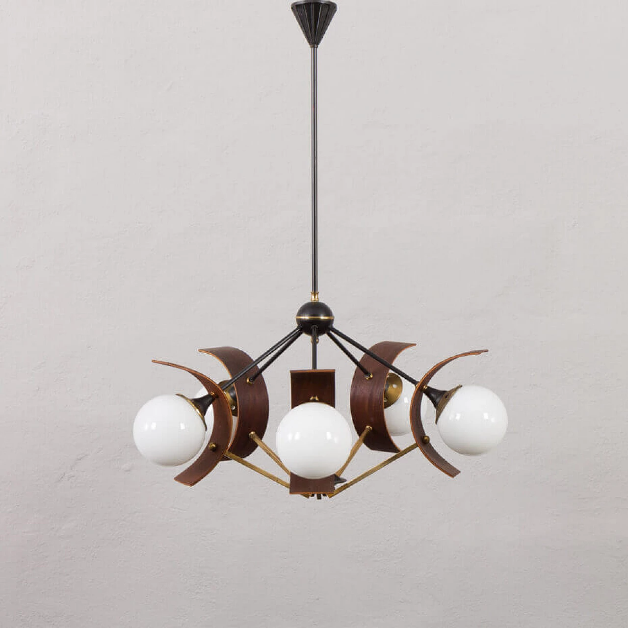 Lampadario in teak e vetro bianco opalino attribuito a Stilnovo, anni '60 1