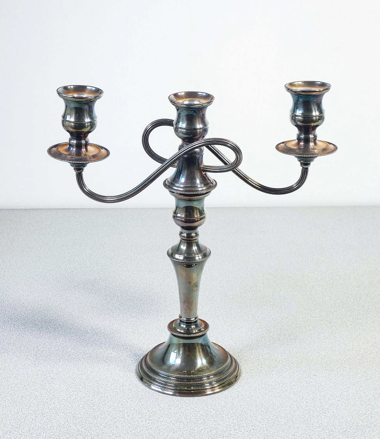 Pair of Old Sheffield three-light candelabra in silver plate, early 20th century 4