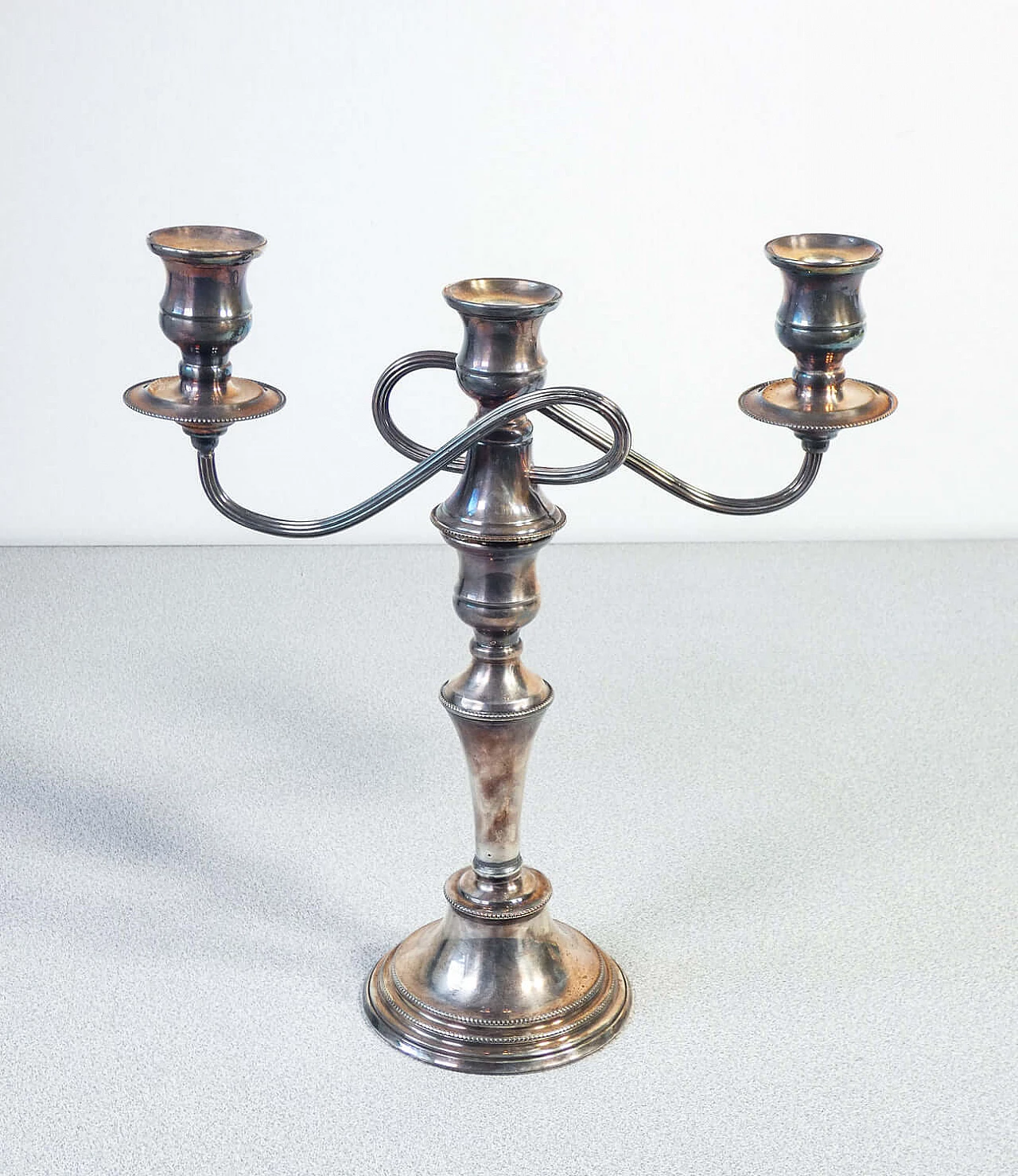Pair of Old Sheffield three-light candelabra in silver plate, early 20th century 7