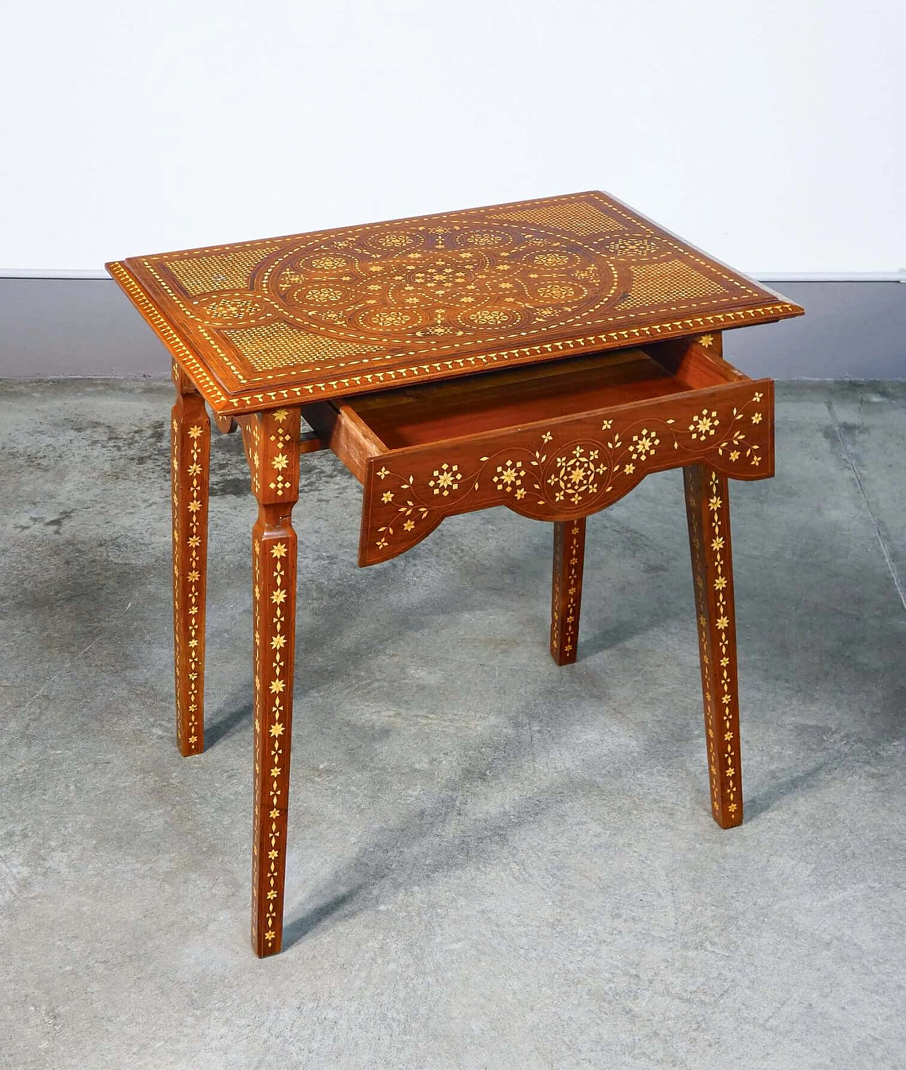 Carthusian-inlaid wooden coffee table in the style of Adriano Brambilla, late 19th century 4