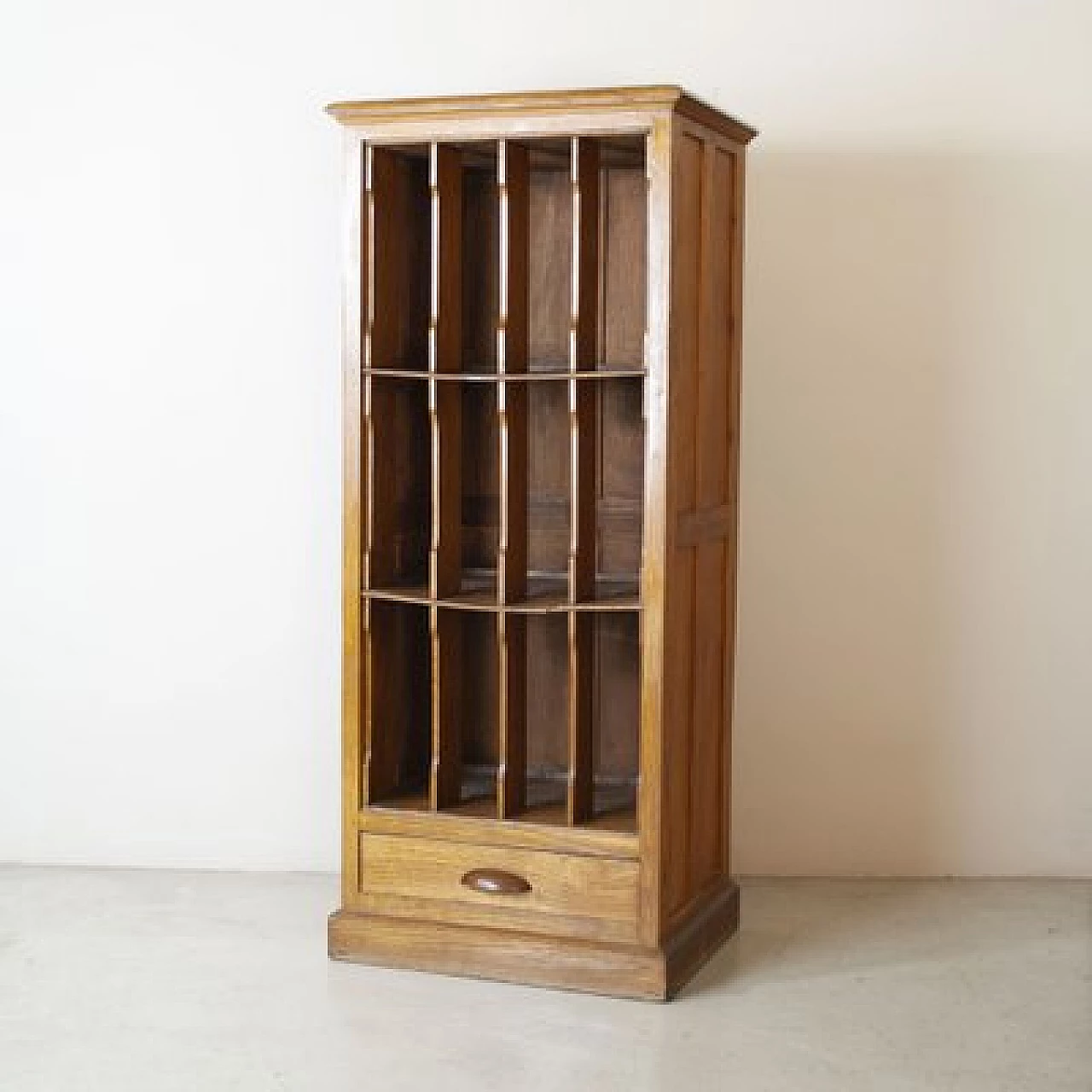 Mobile da archivio postale in noce con scomparti a giorno e cassetto, anni '40 6