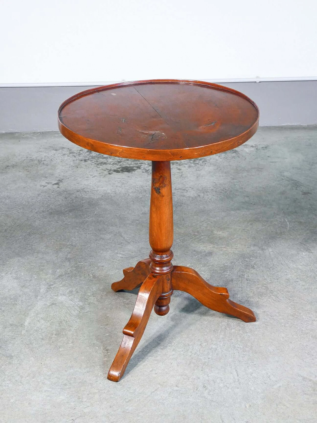 Gueridon with round solid walnut top, 19th century 1