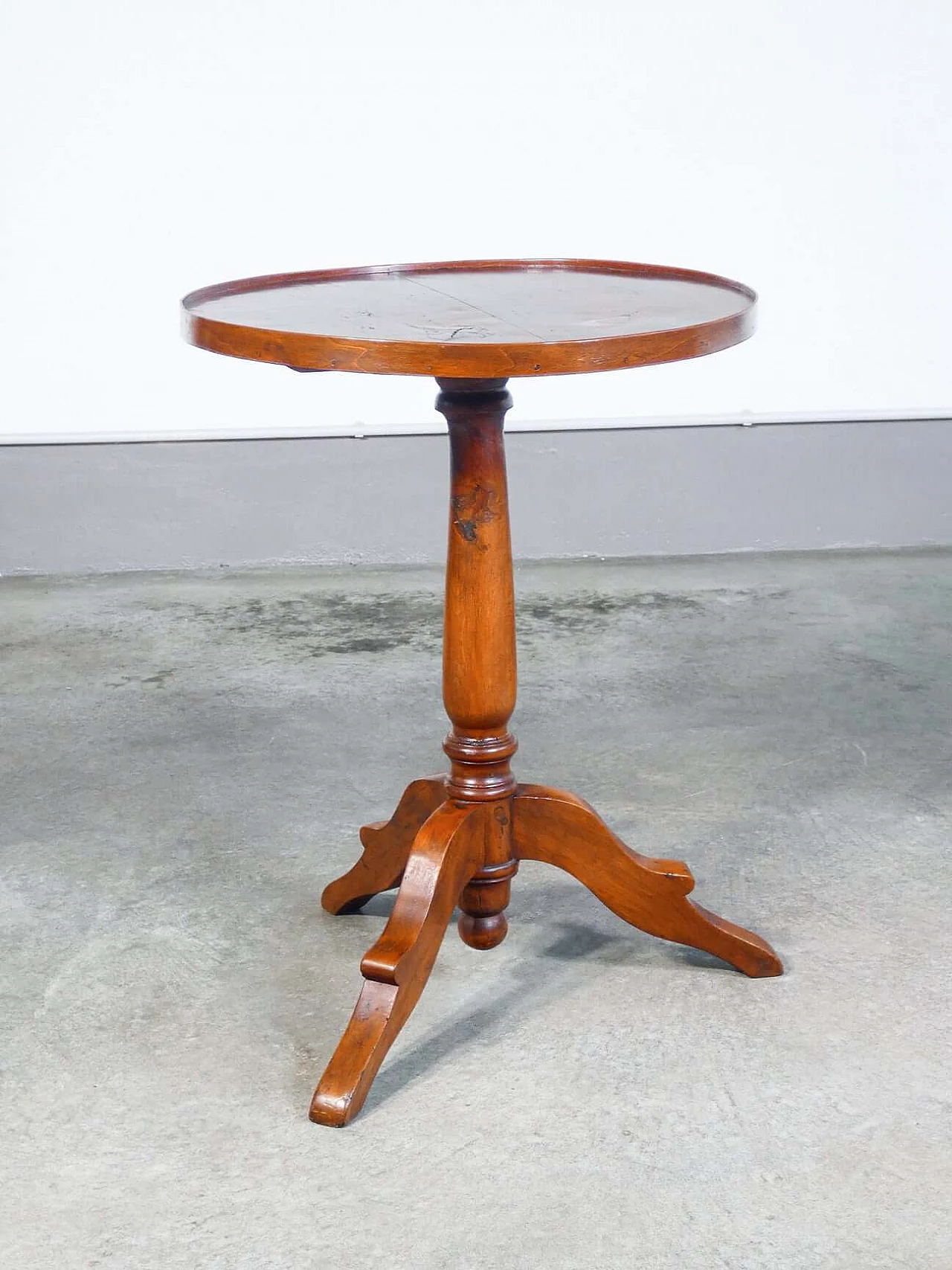 Gueridon with round solid walnut top, 19th century 2
