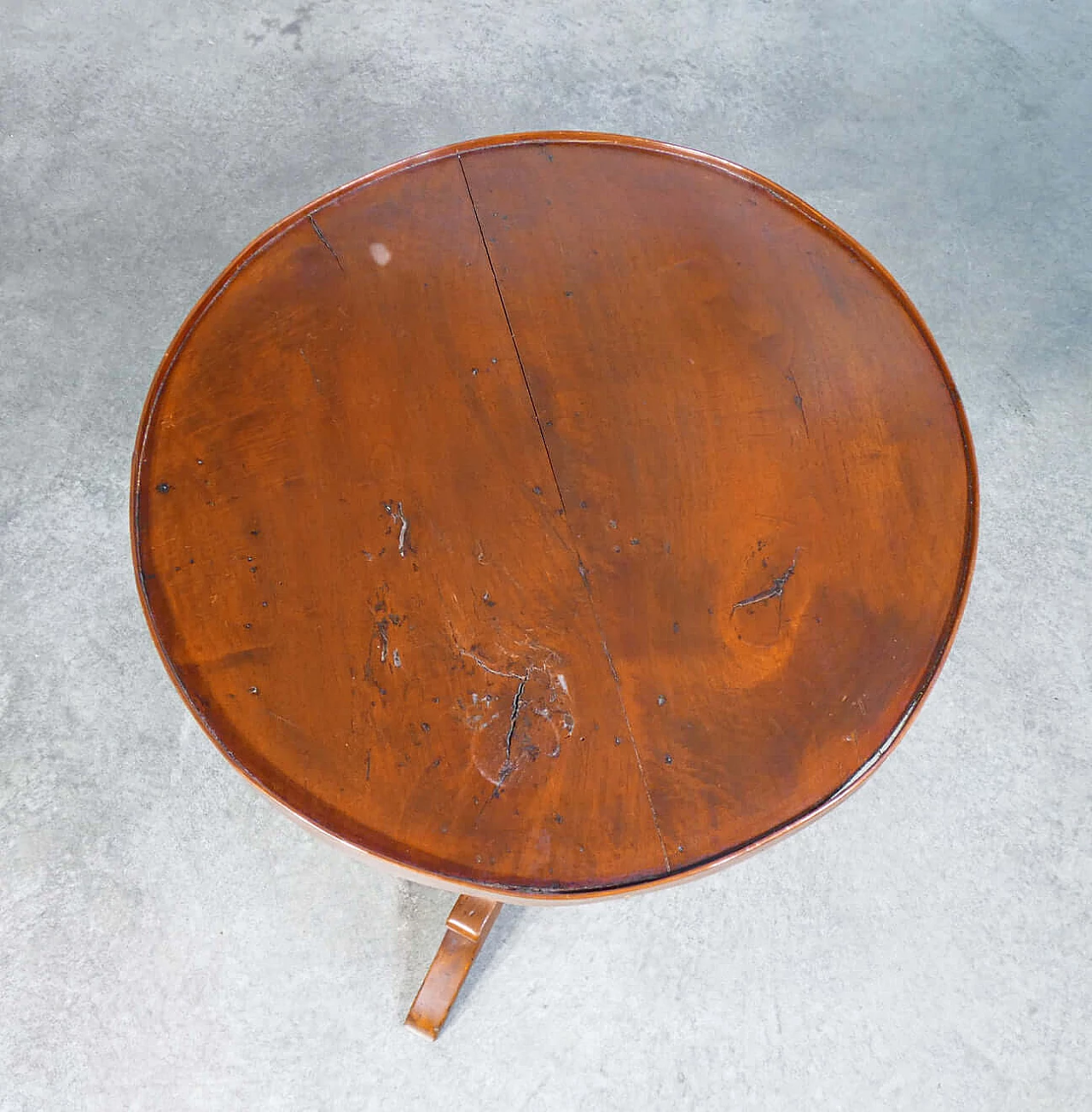 Gueridon with round solid walnut top, 19th century 3