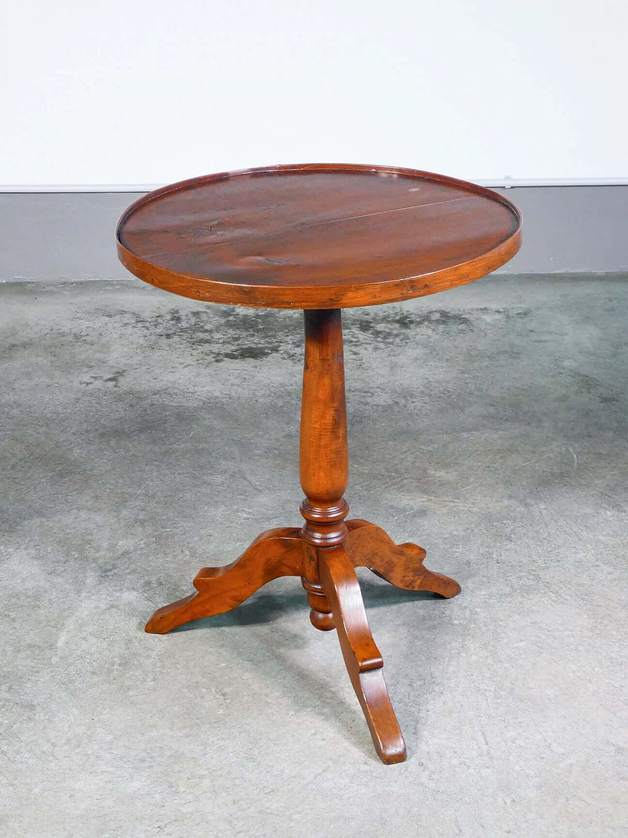 Gueridon with round solid walnut top, 19th century 4