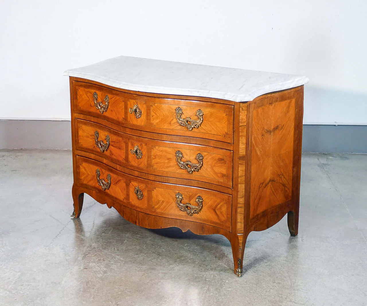 Louis XV dresser with wavy front and sides in briarwood panelling, first half of the 18th century 1