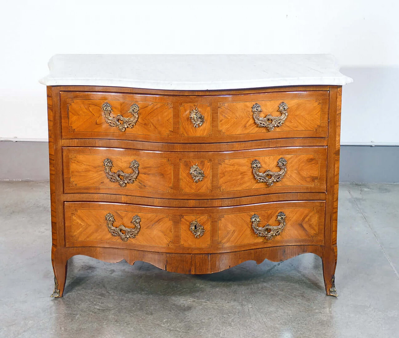 Louis XV dresser with wavy front and sides in briarwood panelling, first half of the 18th century 2