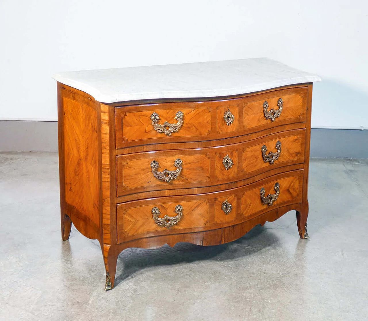 Louis XV dresser with wavy front and sides in briarwood panelling, first half of the 18th century 4