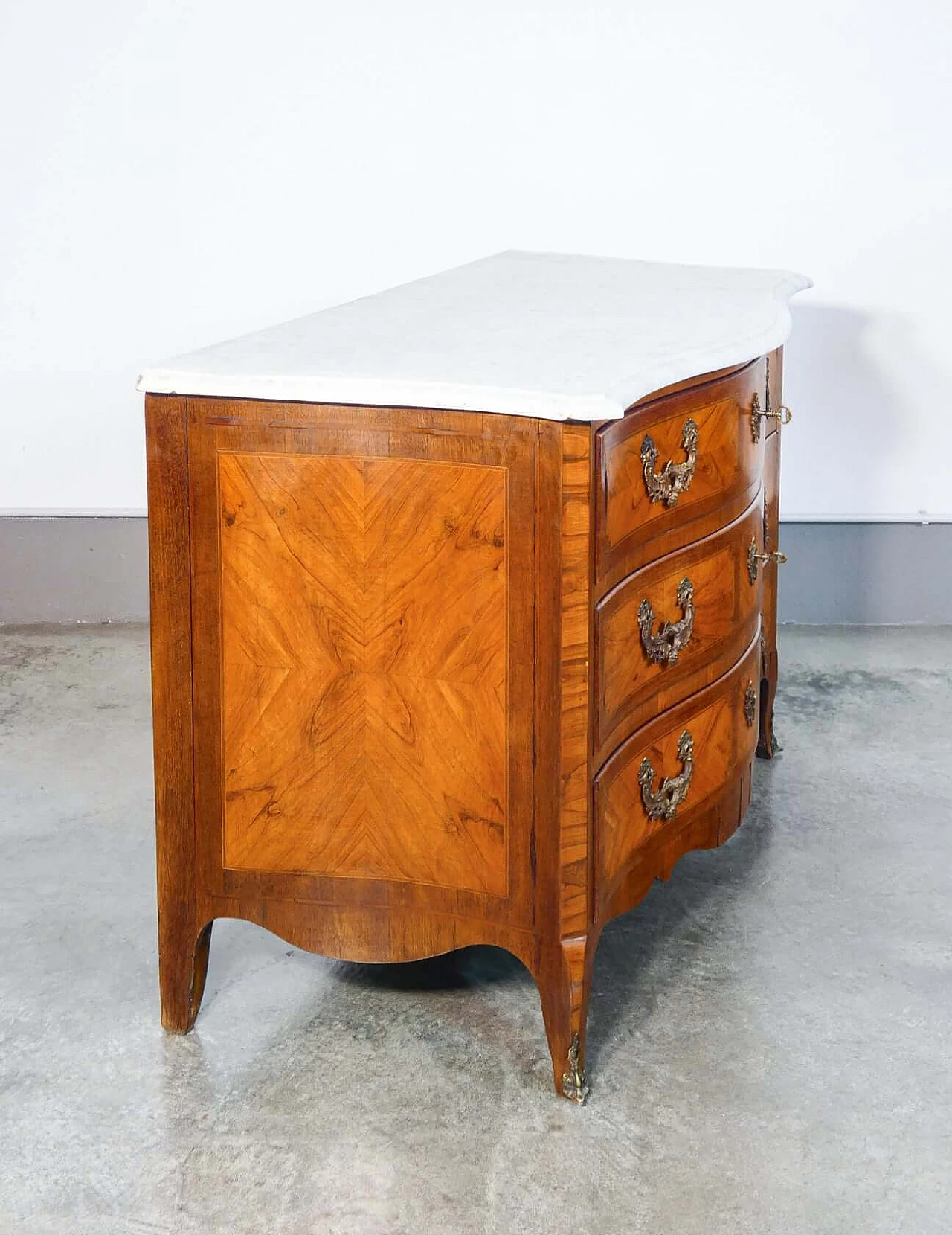 Louis XV dresser with wavy front and sides in briarwood panelling, first half of the 18th century 6