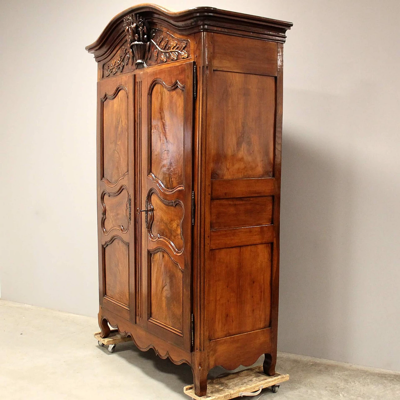 Louis XV wardrobe in walnut and cherry, 18th century 1