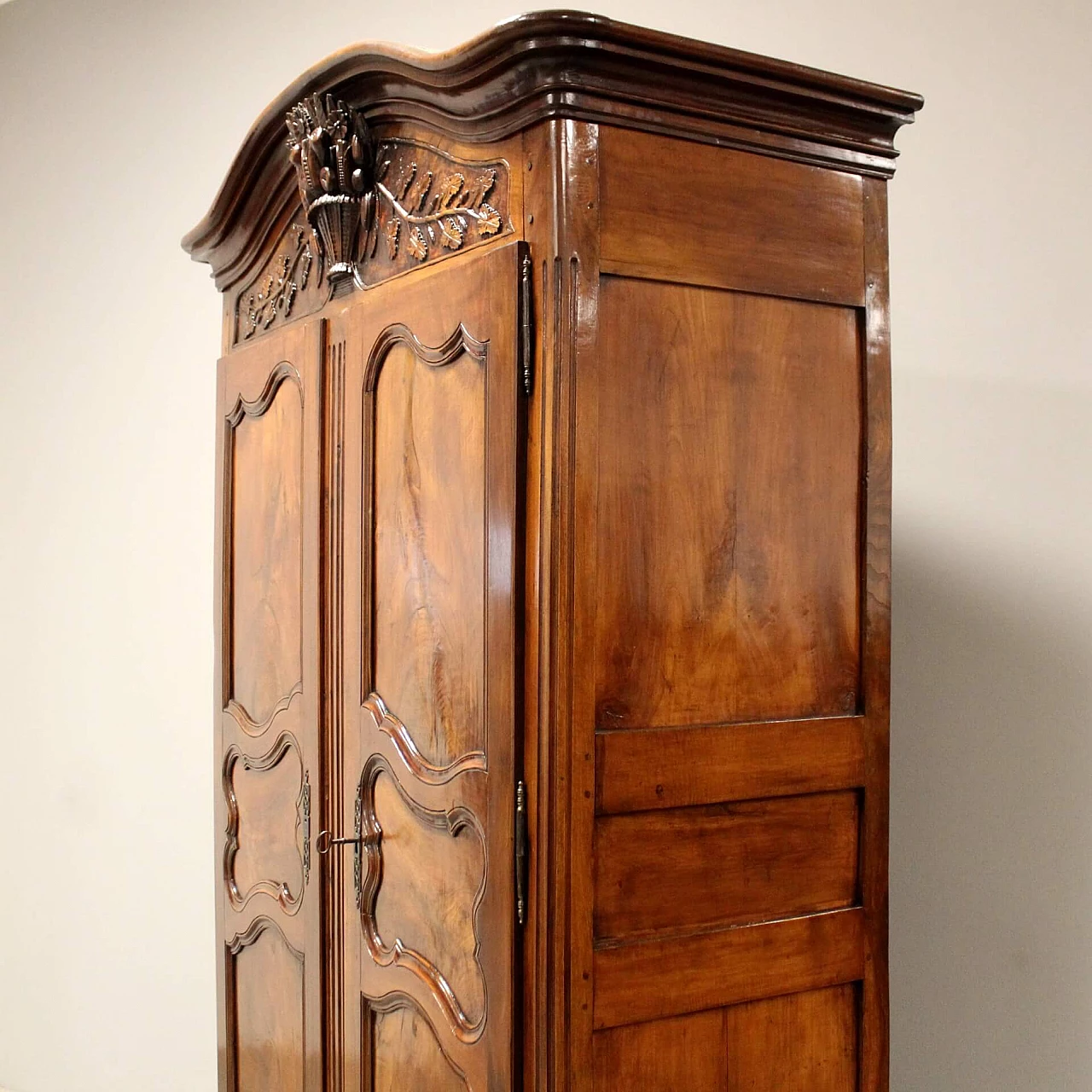 Louis XV wardrobe in walnut and cherry, 18th century 3