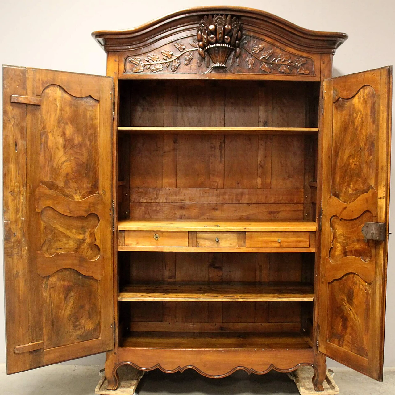 Louis XV wardrobe in walnut and cherry, 18th century 5