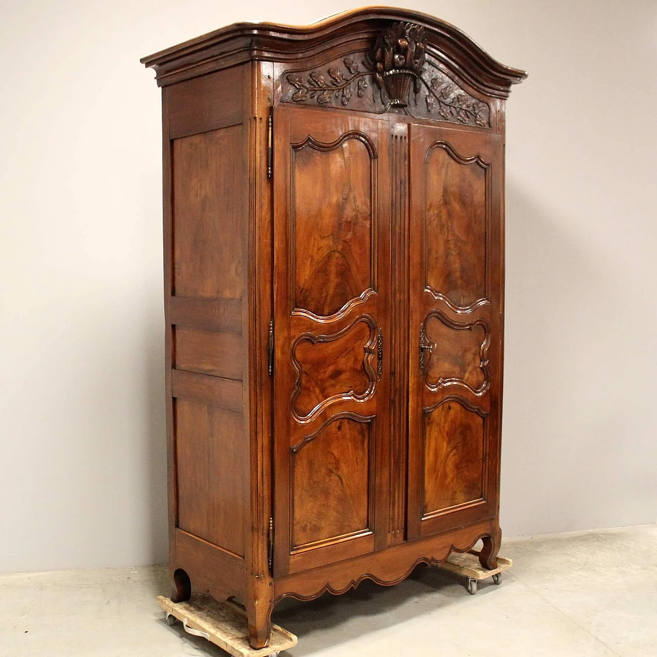 Louis XV wardrobe in walnut and cherry, 18th century 6