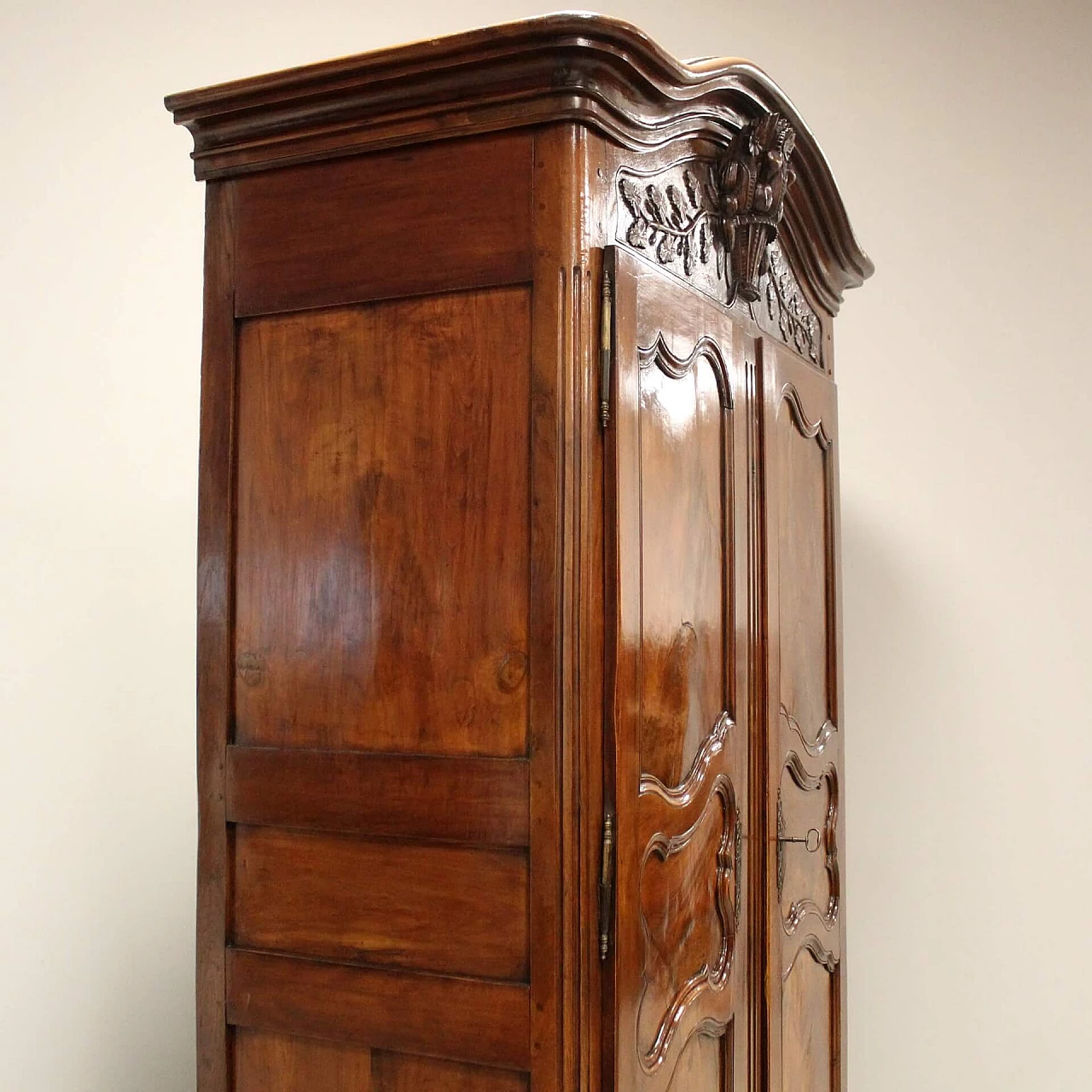 Louis XV wardrobe in walnut and cherry, 18th century 7